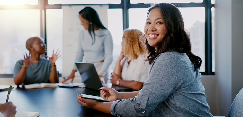 Lachende Frau mit Notizbuch