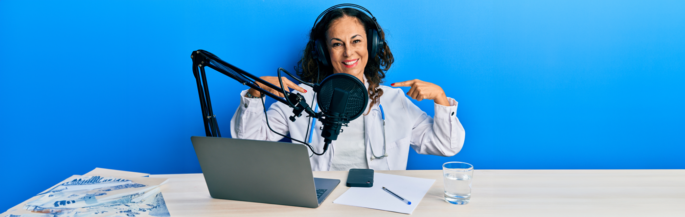 Nurse sitzt vor ihrem Laptop und nimmt Podcast auf