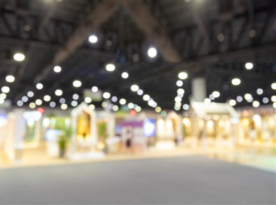 Verschwommene Darstellung eines Kongresstandes