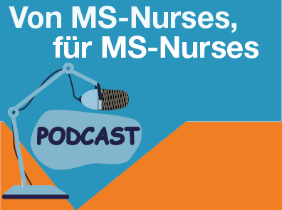 Nurse sitzt vor ihrem Laptop und nimmt Podcast auf