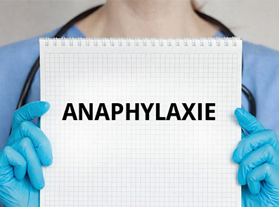 Medizinische Fachkraft hält Block mit dem Begriff 'Anaphylaxis' als Hinweis zur Notfallbehandlung