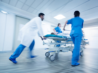 Klinikteam im Eiltransport eines Akutpatienten – visuelle Einführung zur Ask-the-Expert-Fortbildung Anaphylaxie und HIT