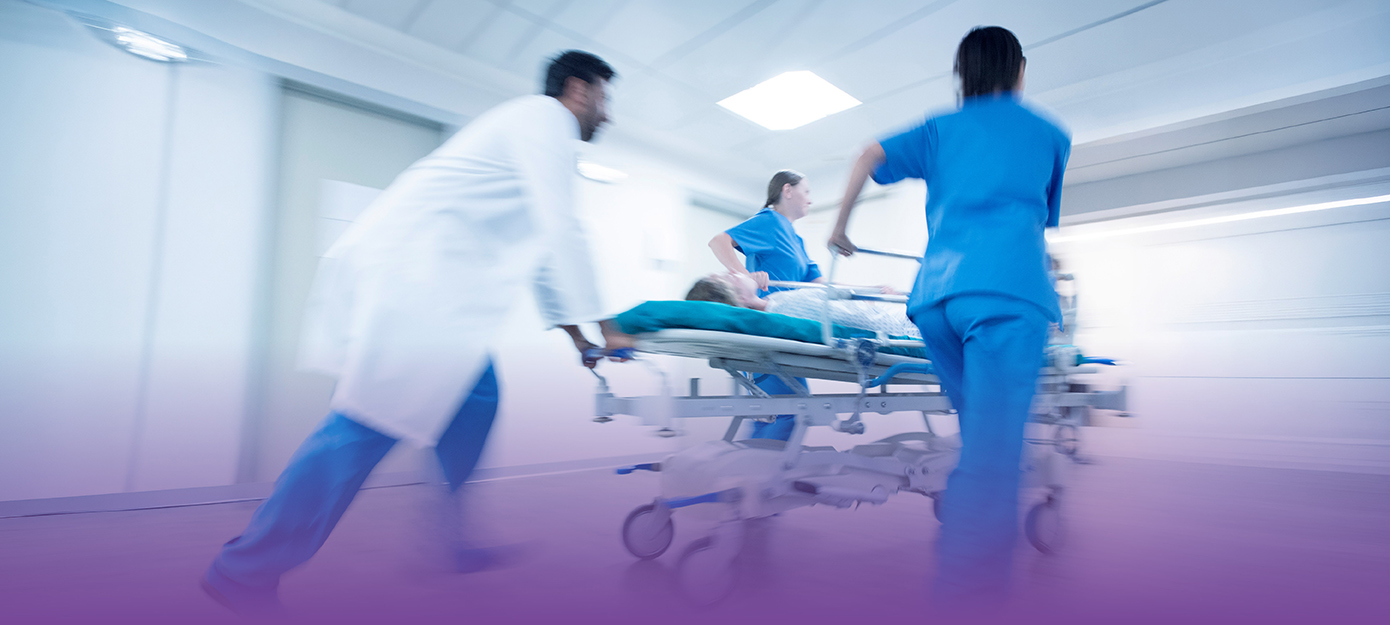 Klinikteam im Eiltransport eines Akutpatienten – visuelle Einführung zur Ask-the-Expert-Fortbildung Anaphylaxie und HIT