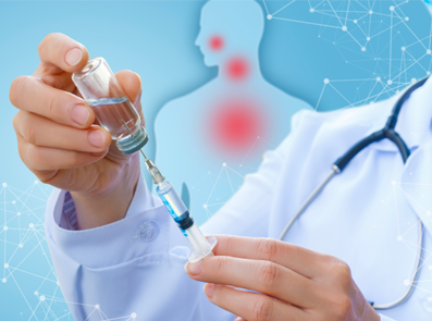 Arzt befüllt Spritze mit Flüssigkeit