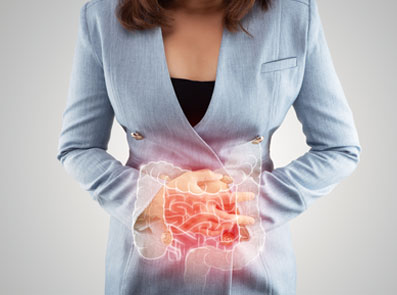 Junge Frau hält sich den Bauch wegen Verstopfungs-Schmerzen