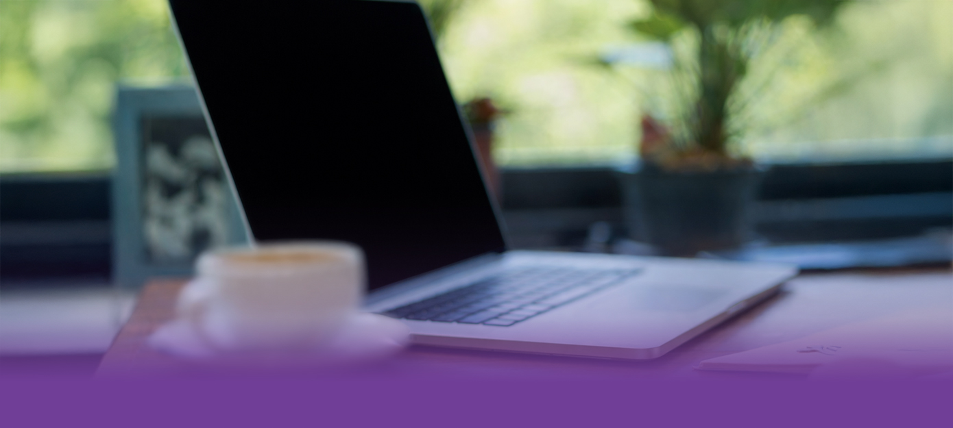 Kaffee neben Laptop – Sinnbild für CME-Online-Fortbildung S3 Leitlinie VTE Prophylaxe