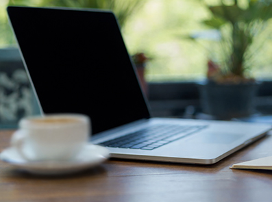 Kaffee neben Laptop – Sinnbild für CME-Online-Fortbildung S3 Leitlinie VTE Prophylaxe