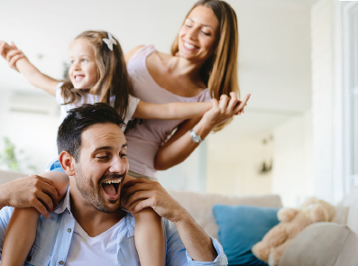 Familie beim gemeinsamen Spielen zu Hause - Symbolbild für Lebensqualität und Alltag von Menschen mit Neurodermitis am Welt-Neurodermitis-Tag