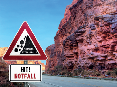 Eine Schlucht mit Verkehrszeichen HIT Notfall bei Thrombozytenabfall