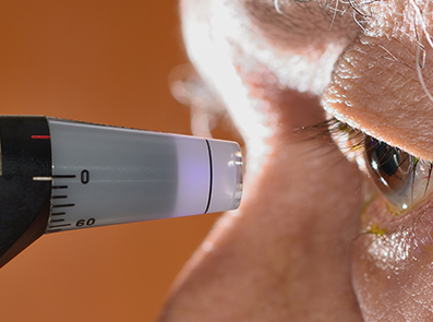 Medizinisches Gerät am Auge